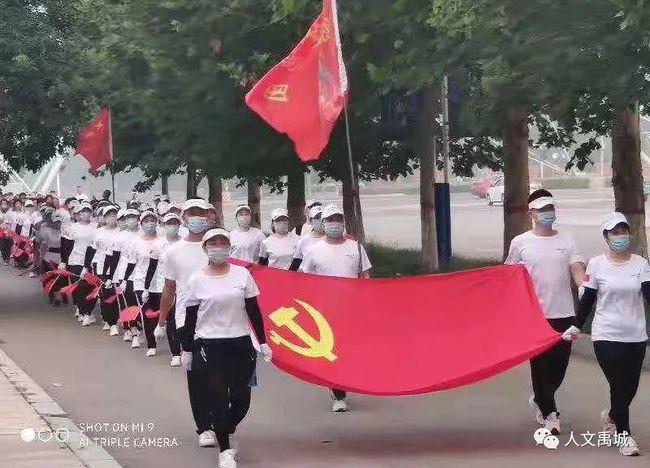 红色鹦鹉逃脱